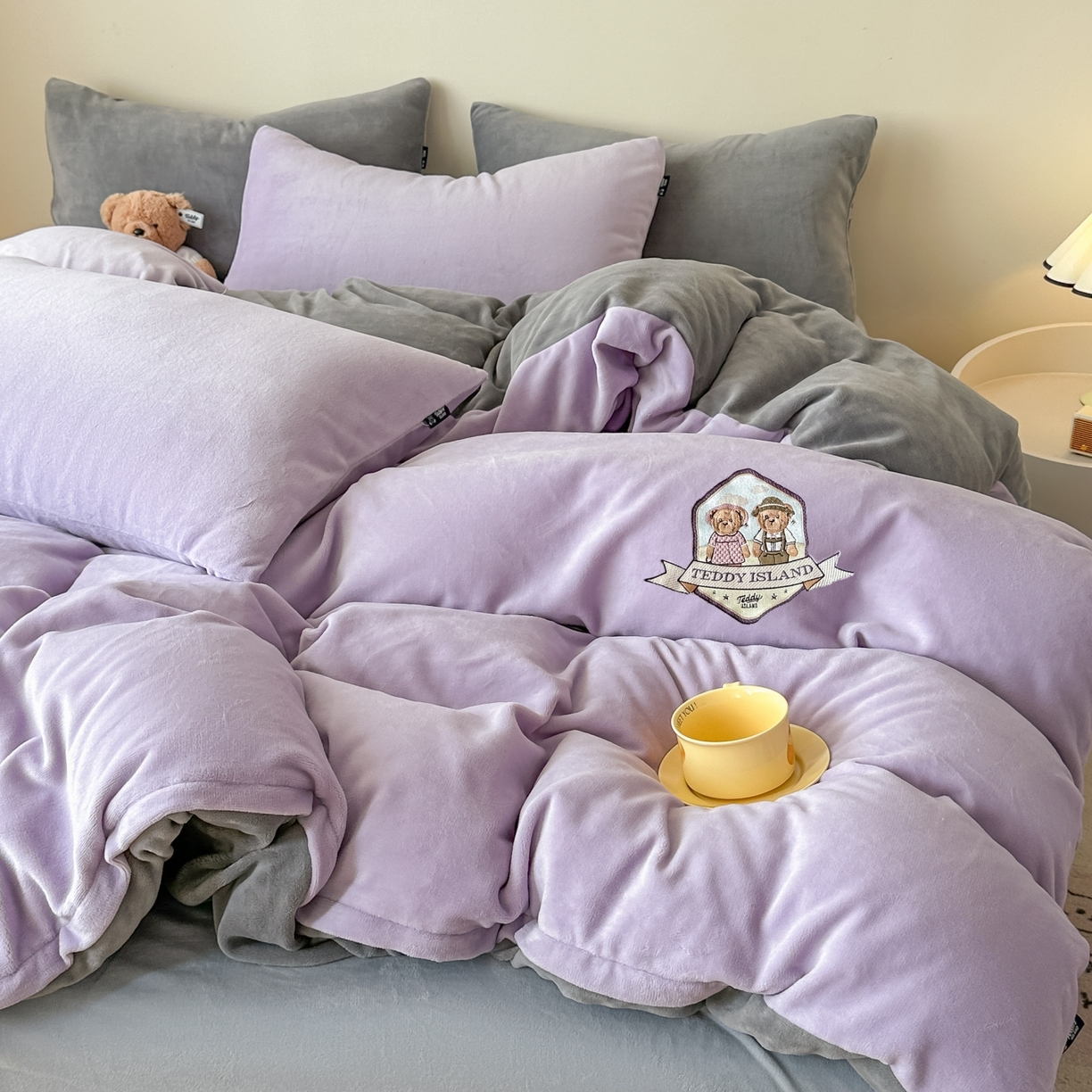 91家纺网 家纺一手货源 找家纺 泰迪爱兰Teddy ISLAND 2025新款IP绣花牛奶绒刺绣套件 薰衣紫+浅灰