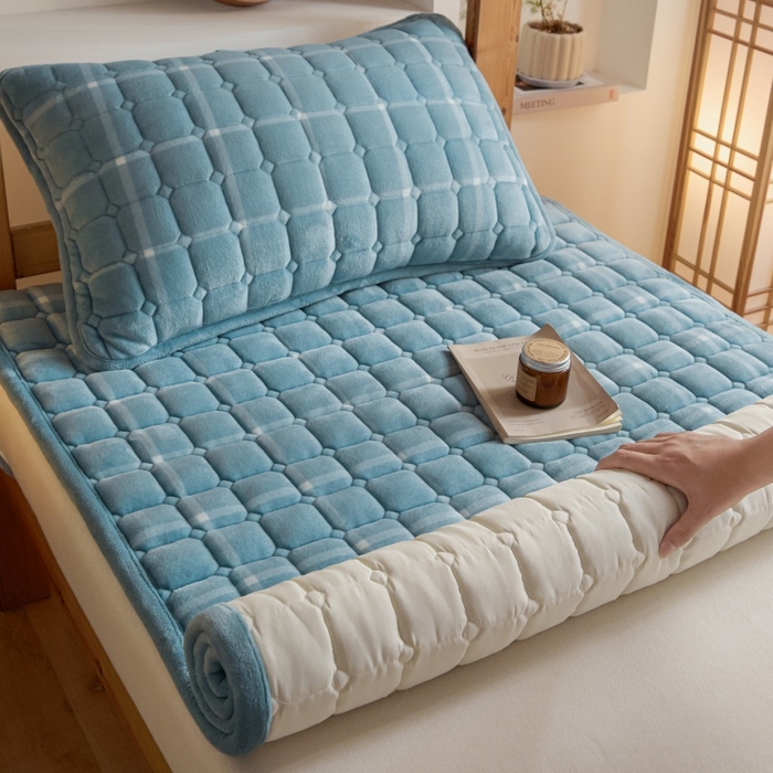 91家纺网 家纺一手货源 找家纺 爱屋及屋 2025新款无印风牛奶绒床护垫-学生床 牛奶绒-海蓝大格