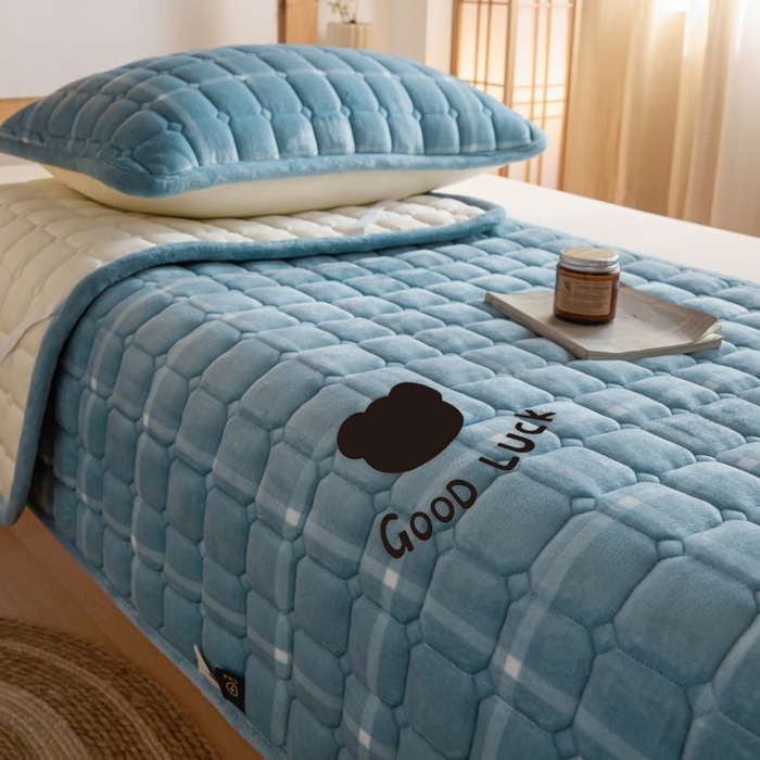 91家纺网 家纺一手货源 找家纺 爱屋及屋 2025新款无印风牛奶绒床护垫-学生床 牛奶绒-海蓝大格