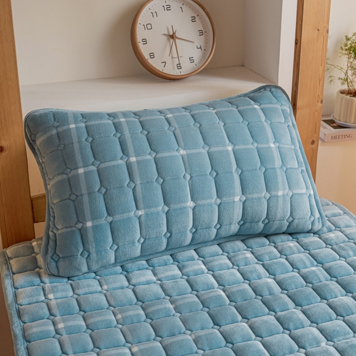 91家纺网 家纺一手货源 找家纺 爱屋及屋 2025新款无印风牛奶绒床护垫-学生床 牛奶绒-海蓝大格