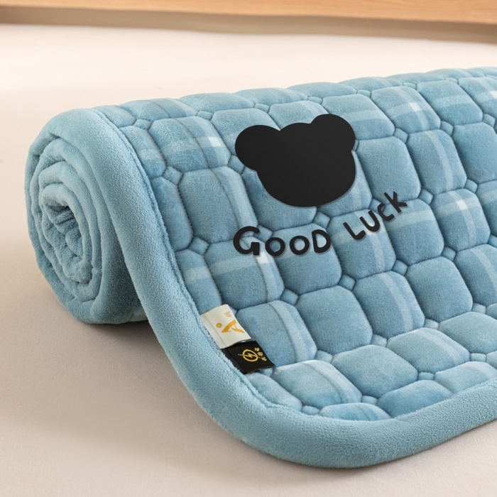 91家纺网 家纺一手货源 找家纺 爱屋及屋 2025新款无印风牛奶绒床护垫-学生床 牛奶绒-海蓝大格