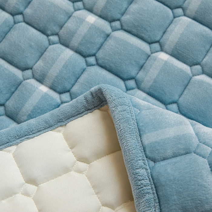 91家纺网 家纺一手货源 找家纺 爱屋及屋 2025新款无印风牛奶绒床护垫-学生床 牛奶绒-海蓝大格