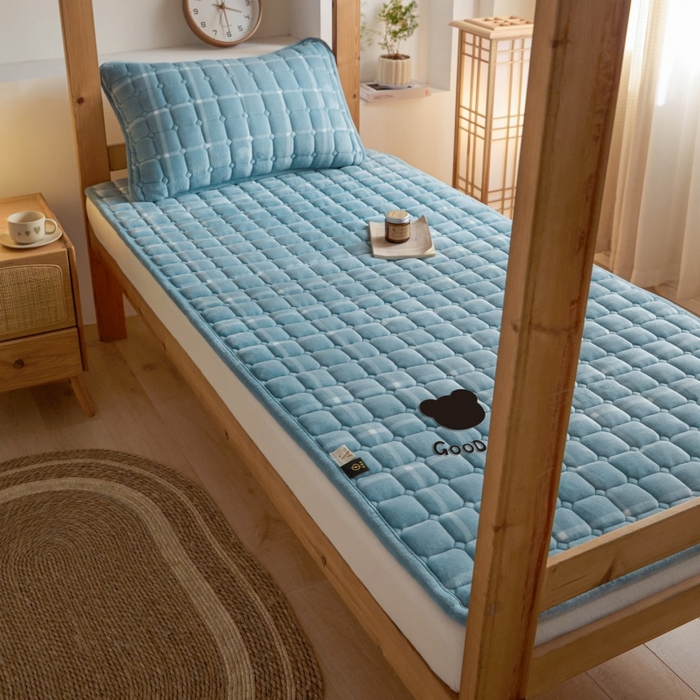 91家纺网 家纺一手货源 找家纺 爱屋及屋 2025新款无印风牛奶绒床护垫-学生床 牛奶绒-海蓝大格