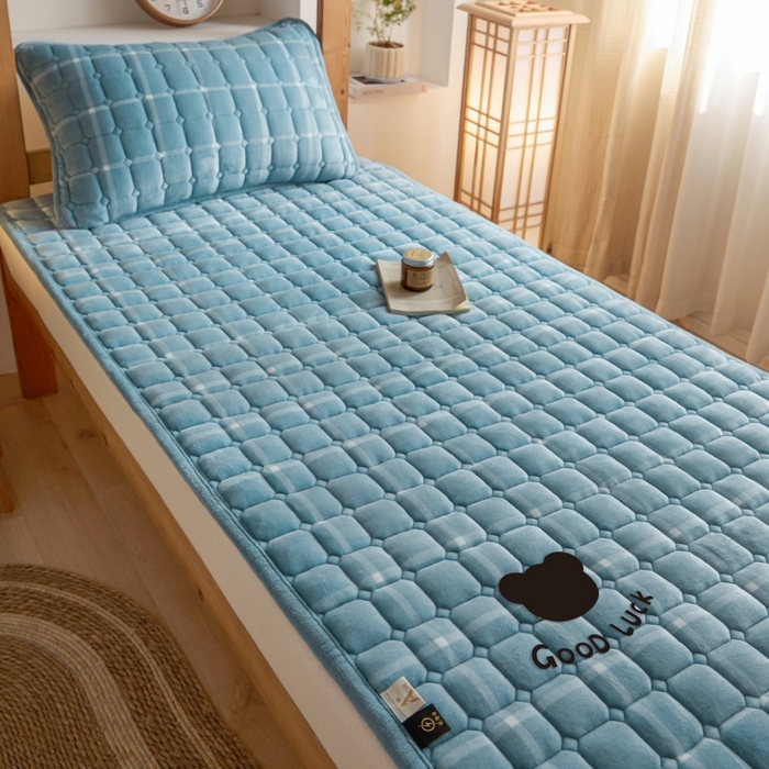 91家纺网 家纺一手货源 找家纺 爱屋及屋 2025新款无印风牛奶绒床护垫-学生床 牛奶绒-海蓝大格