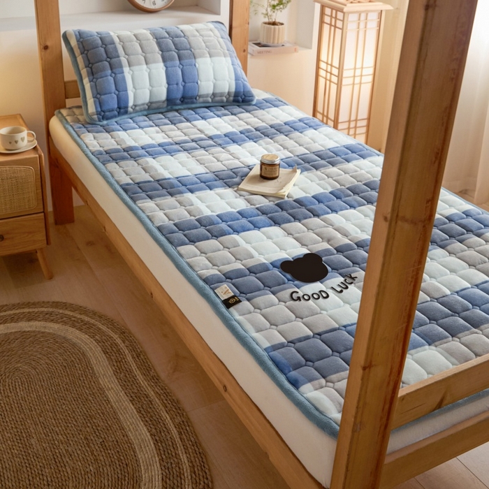 91家纺网 家纺一手货源 找家纺 爱屋及屋 2025新款无印风牛奶绒床护垫-学生床 牛奶绒-蓝咖大格