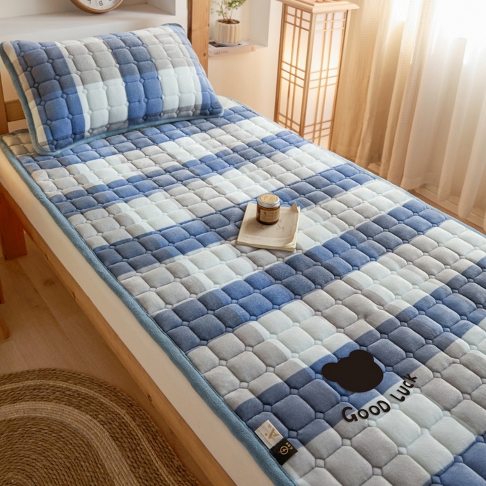 91家纺网 家纺一手货源 找家纺 爱屋及屋 2025新款无印风牛奶绒床护垫-学生床 牛奶绒-蓝咖大格