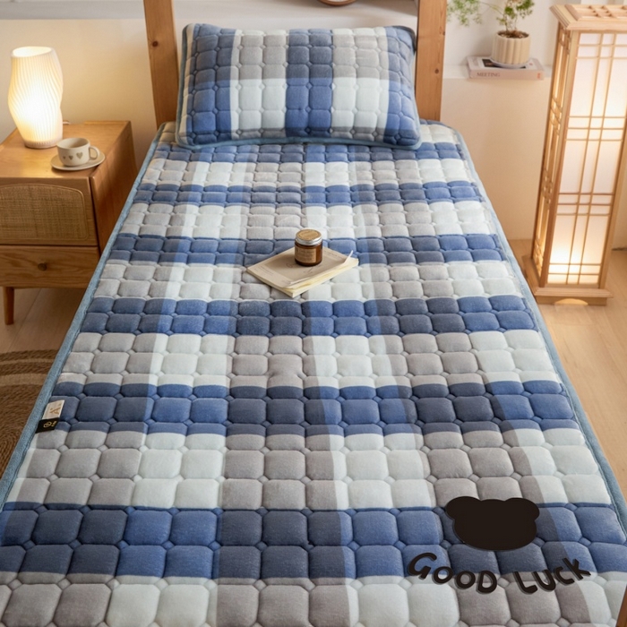 91家纺网 家纺一手货源 找家纺 爱屋及屋 2025新款无印风牛奶绒床护垫-学生床 牛奶绒-蓝咖大格