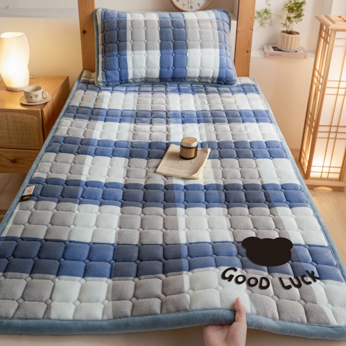 91家纺网 家纺一手货源 找家纺 爱屋及屋 2025新款无印风牛奶绒床护垫-学生床 牛奶绒-蓝咖大格