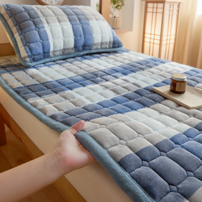 91家纺网 家纺一手货源 找家纺 爱屋及屋 2025新款无印风牛奶绒床护垫-学生床 牛奶绒-蓝咖大格