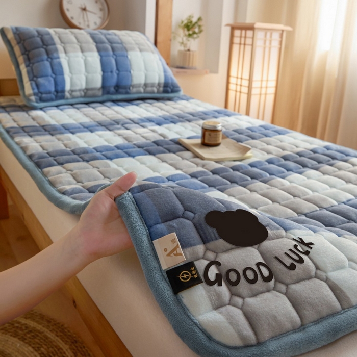 91家纺网 家纺一手货源 找家纺 爱屋及屋 2025新款无印风牛奶绒床护垫-学生床 牛奶绒-蓝咖大格