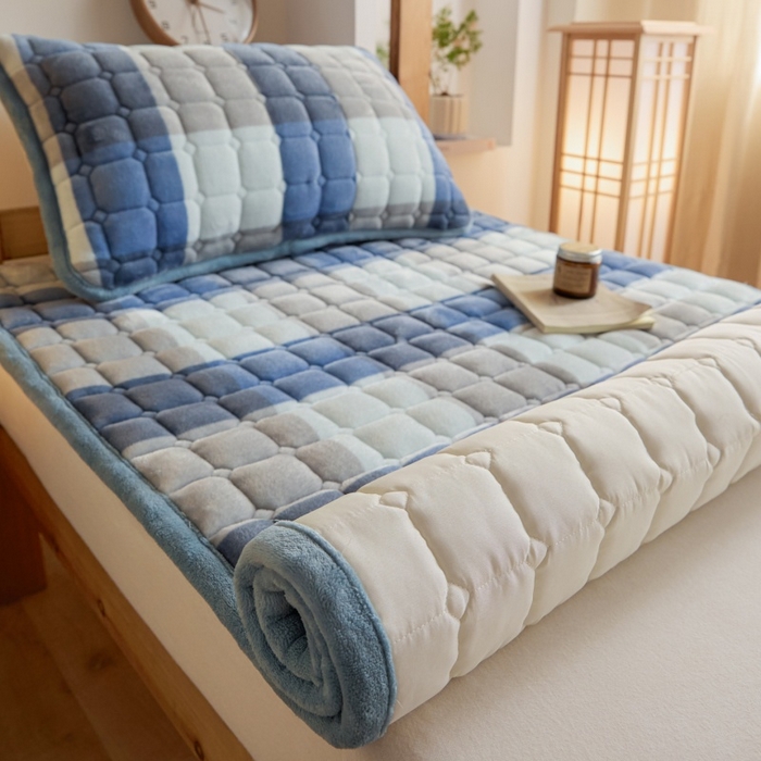 91家纺网 家纺一手货源 找家纺 爱屋及屋 2025新款无印风牛奶绒床护垫-学生床 牛奶绒-蓝咖大格