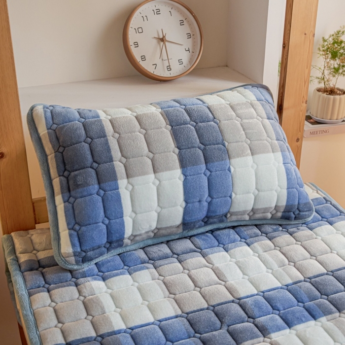 91家纺网 家纺一手货源 找家纺 爱屋及屋 2025新款无印风牛奶绒床护垫-学生床 牛奶绒-蓝咖大格