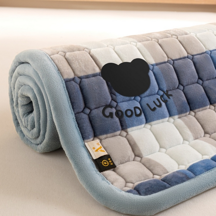 91家纺网 家纺一手货源 找家纺 爱屋及屋 2025新款无印风牛奶绒床护垫-学生床 牛奶绒-蓝咖大格