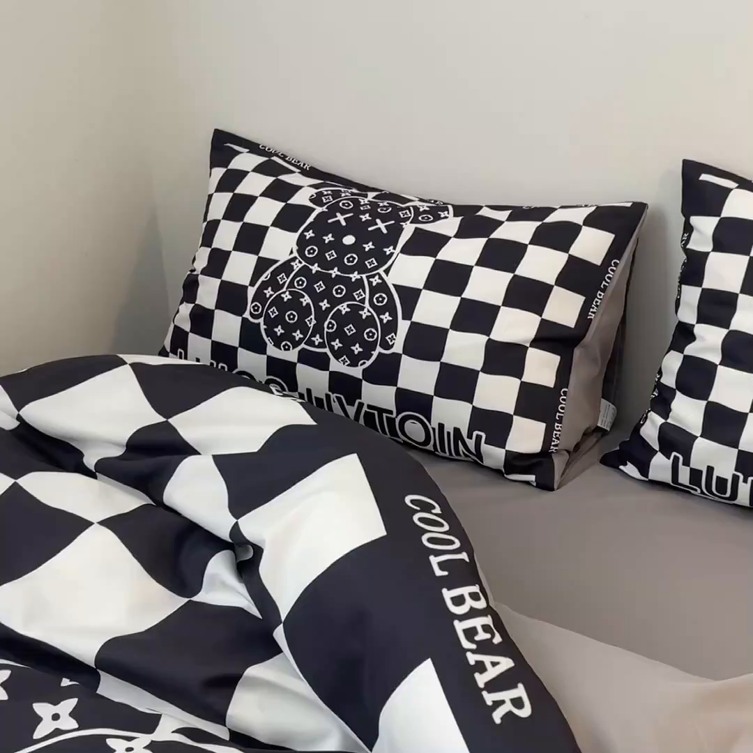 91家纺网 家纺一手货源 找家纺 摩卡（乐趣） 2025新款现代简约网红款四季棉四件套 棋盘格公仔