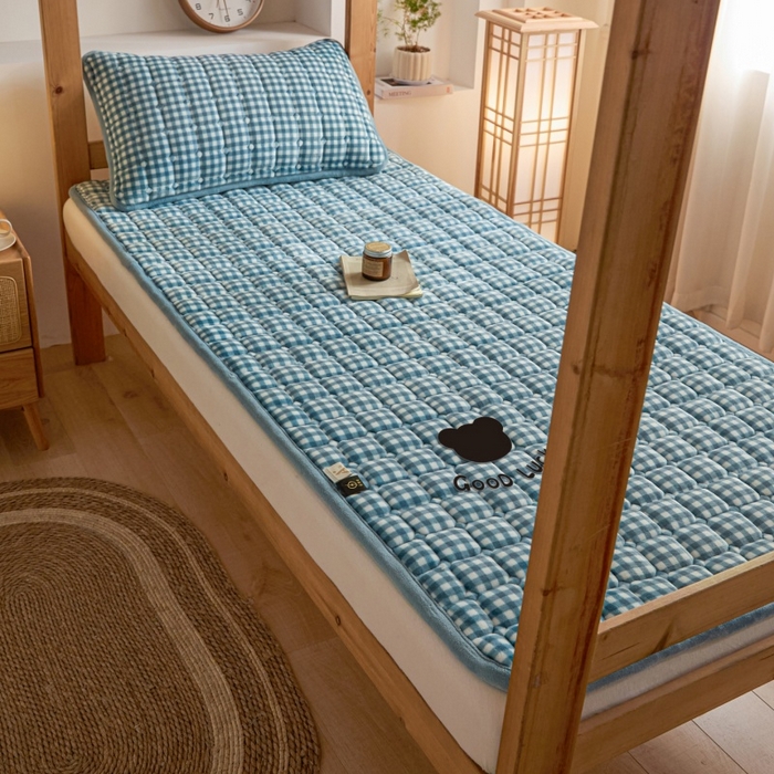 91家纺网 家纺一手货源 找家纺 爱屋及屋 2025新款无印风牛奶绒床护垫-学生床 牛奶绒-蓝小格