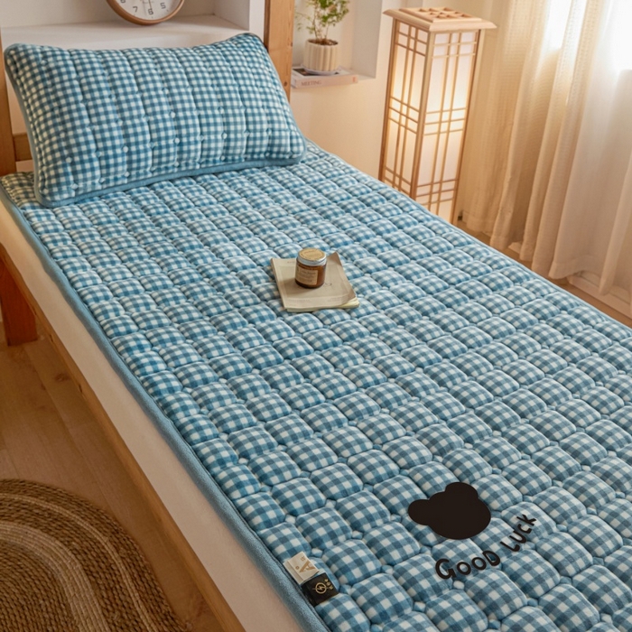91家纺网 家纺一手货源 找家纺 爱屋及屋 2025新款无印风牛奶绒床护垫-学生床 牛奶绒-蓝小格