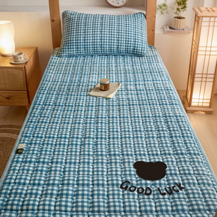 91家纺网 家纺一手货源 找家纺 爱屋及屋 2025新款无印风牛奶绒床护垫-学生床 牛奶绒-蓝小格