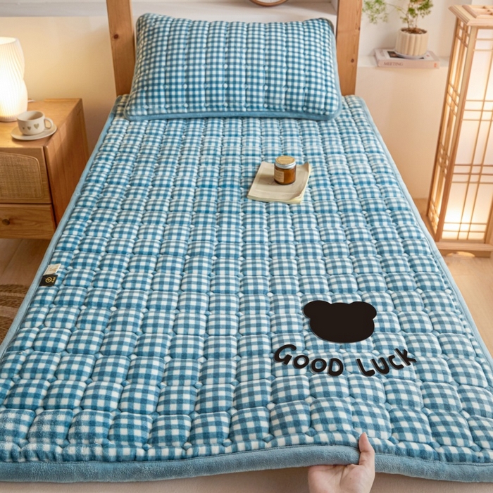 91家纺网 家纺一手货源 找家纺 爱屋及屋 2025新款无印风牛奶绒床护垫-学生床 牛奶绒-蓝小格