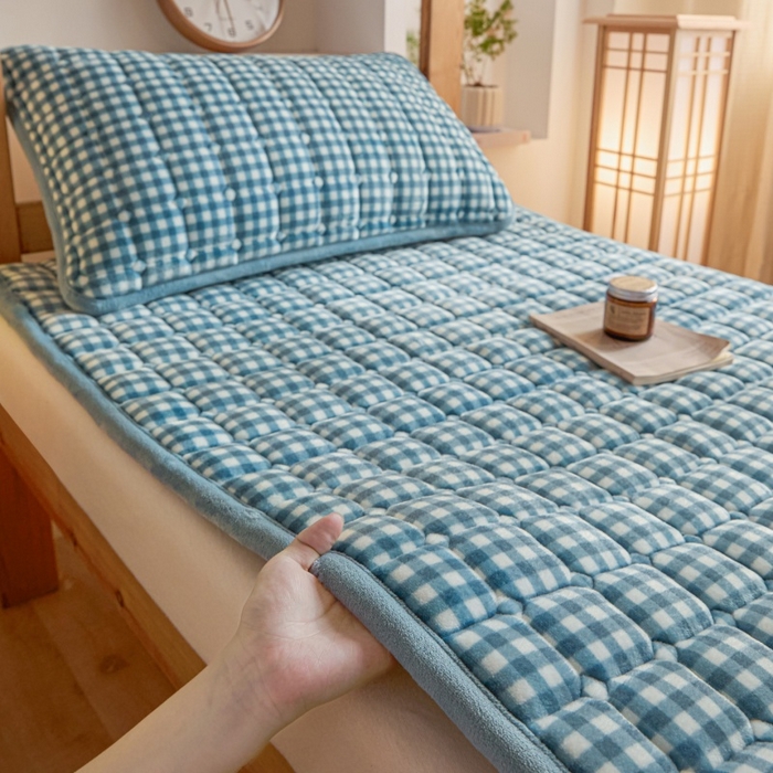 91家纺网 家纺一手货源 找家纺 爱屋及屋 2025新款无印风牛奶绒床护垫-学生床 牛奶绒-蓝小格
