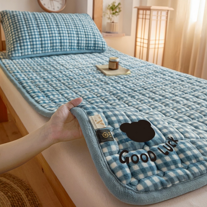 91家纺网 家纺一手货源 找家纺 爱屋及屋 2025新款无印风牛奶绒床护垫-学生床 牛奶绒-蓝小格
