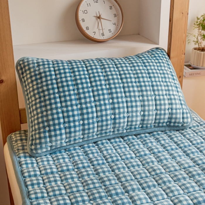 91家纺网 家纺一手货源 找家纺 爱屋及屋 2025新款无印风牛奶绒床护垫-学生床 牛奶绒-蓝小格