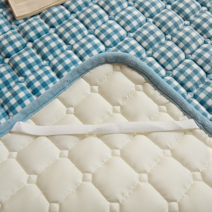 91家纺网 家纺一手货源 找家纺 爱屋及屋 2025新款无印风牛奶绒床护垫-学生床 牛奶绒-蓝小格