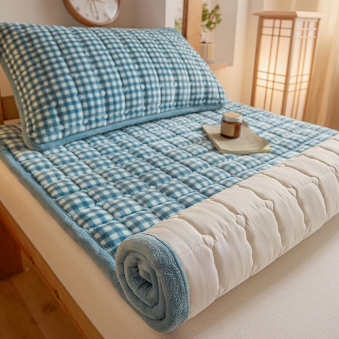 91家纺网 家纺一手货源 找家纺 爱屋及屋 2025新款无印风牛奶绒床护垫-学生床 牛奶绒-蓝小格