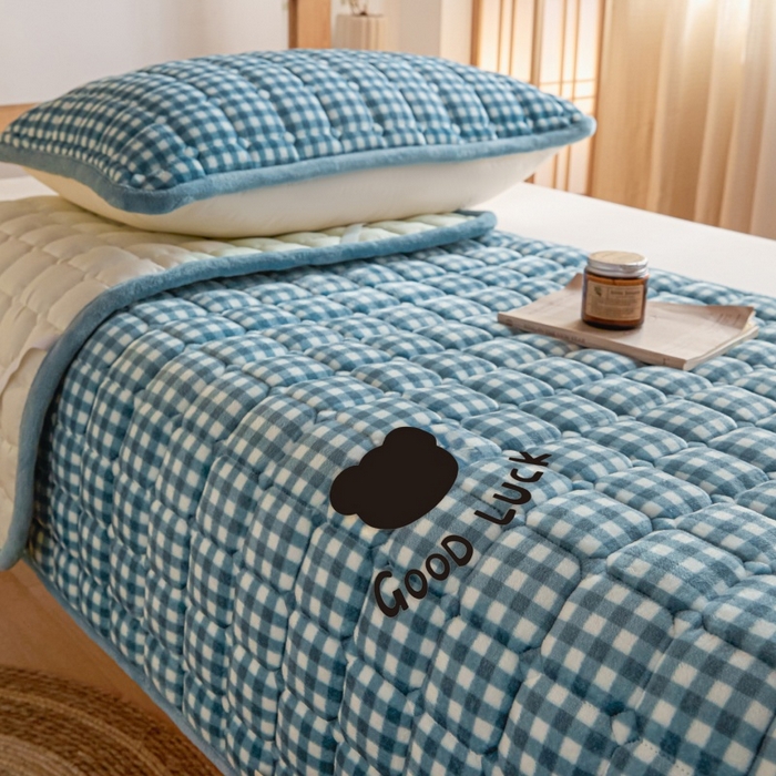 91家纺网 家纺一手货源 找家纺 爱屋及屋 2025新款无印风牛奶绒床护垫-学生床 牛奶绒-蓝小格