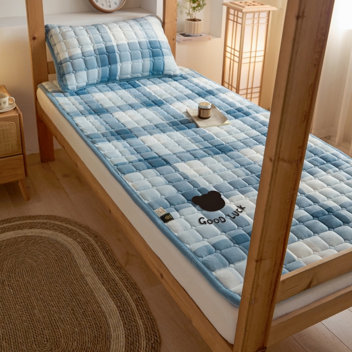 91家纺网 家纺一手货源 找家纺 爱屋及屋 2025新款无印风牛奶绒床护垫-学生床 牛奶绒-蓝中格