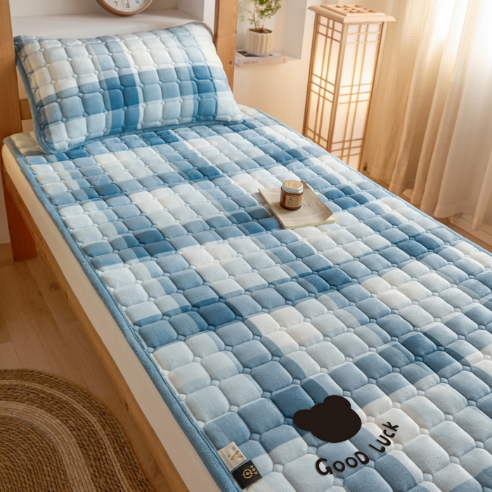 91家纺网 家纺一手货源 找家纺 爱屋及屋 2025新款无印风牛奶绒床护垫-学生床 牛奶绒-蓝中格