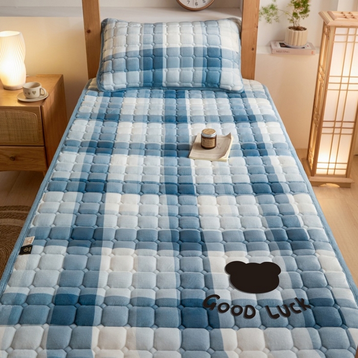 91家纺网 家纺一手货源 找家纺 爱屋及屋 2025新款无印风牛奶绒床护垫-学生床 牛奶绒-蓝中格