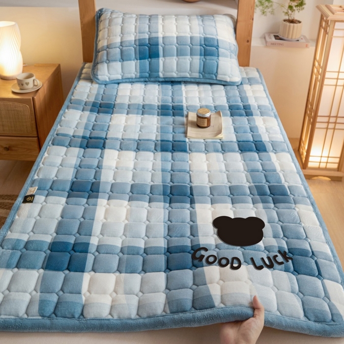 91家纺网 家纺一手货源 找家纺 爱屋及屋 2025新款无印风牛奶绒床护垫-学生床 牛奶绒-蓝中格