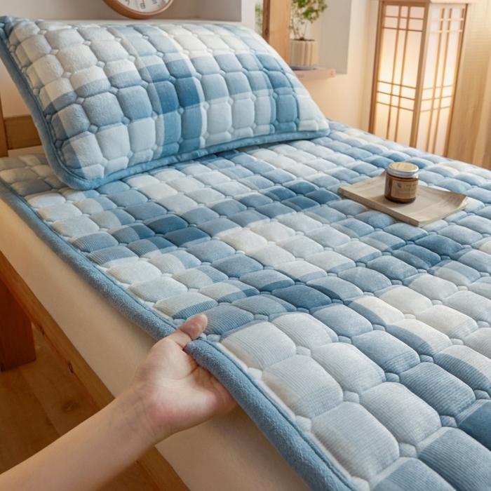91家纺网 家纺一手货源 找家纺 爱屋及屋 2025新款无印风牛奶绒床护垫-学生床 牛奶绒-蓝中格