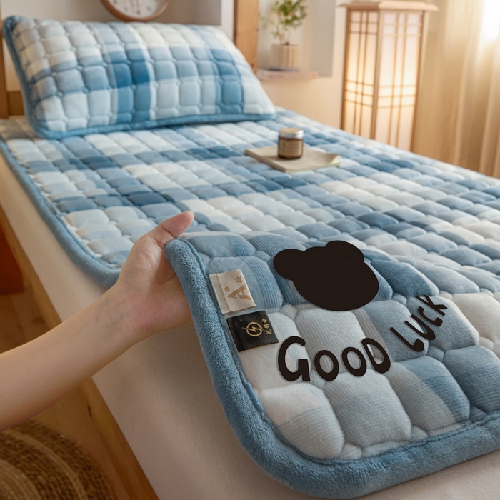 91家纺网 家纺一手货源 找家纺 爱屋及屋 2025新款无印风牛奶绒床护垫-学生床 牛奶绒-蓝中格