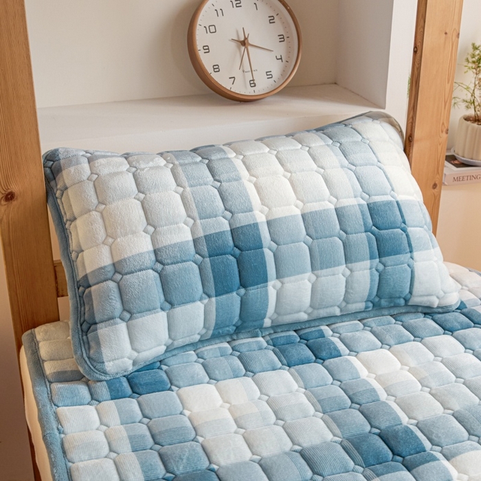 91家纺网 家纺一手货源 找家纺 爱屋及屋 2025新款无印风牛奶绒床护垫-学生床 牛奶绒-蓝中格