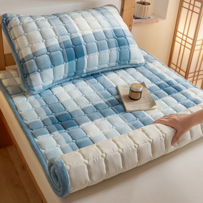 91家纺网 家纺一手货源 找家纺 爱屋及屋 2025新款无印风牛奶绒床护垫-学生床 牛奶绒-蓝中格