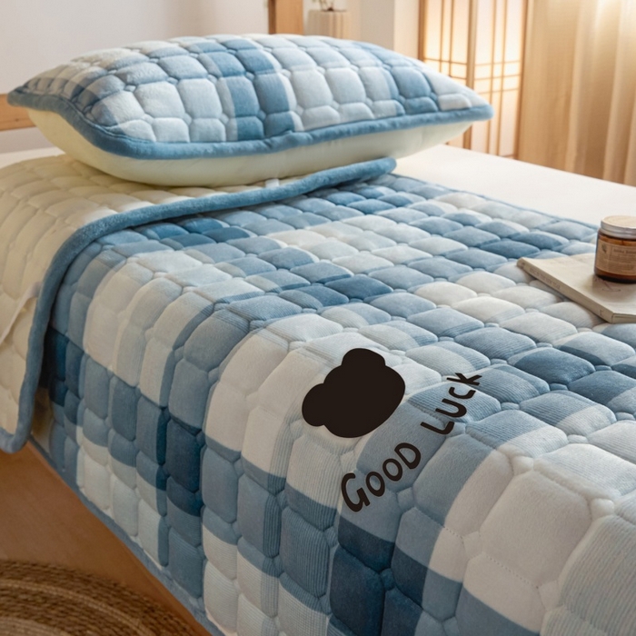 91家纺网 家纺一手货源 找家纺 爱屋及屋 2025新款无印风牛奶绒床护垫-学生床 牛奶绒-蓝中格