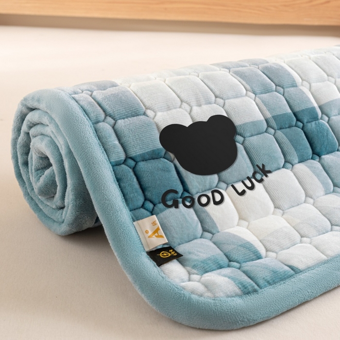 91家纺网 家纺一手货源 找家纺 爱屋及屋 2025新款无印风牛奶绒床护垫-学生床 牛奶绒-蓝中格