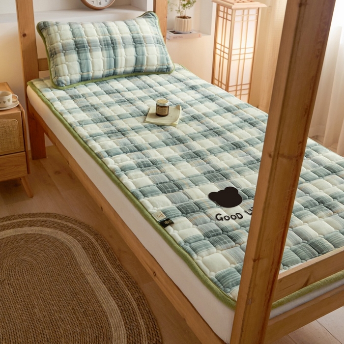 91家纺网 家纺一手货源 找家纺 爱屋及屋 2025新款无印风牛奶绒床护垫-学生床 牛奶绒-韵绿格