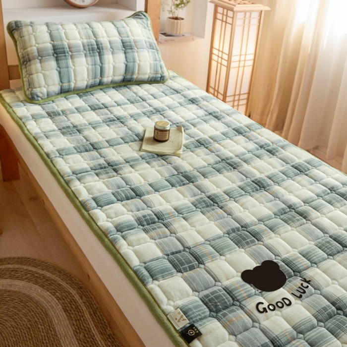 91家纺网 家纺一手货源 找家纺 爱屋及屋 2025新款无印风牛奶绒床护垫-学生床 牛奶绒-韵绿格
