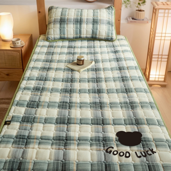 91家纺网 家纺一手货源 找家纺 爱屋及屋 2025新款无印风牛奶绒床护垫-学生床 牛奶绒-韵绿格