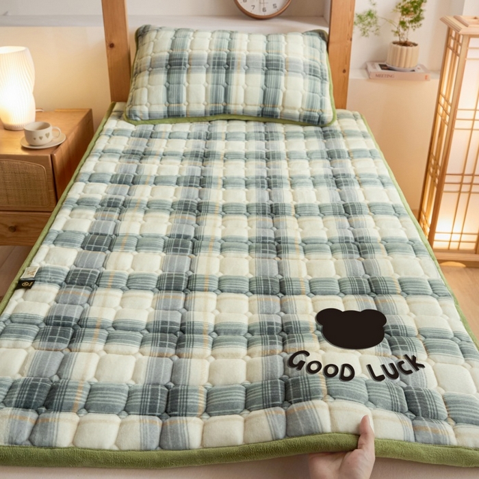 91家纺网 家纺一手货源 找家纺 爱屋及屋 2025新款无印风牛奶绒床护垫-学生床 牛奶绒-韵绿格