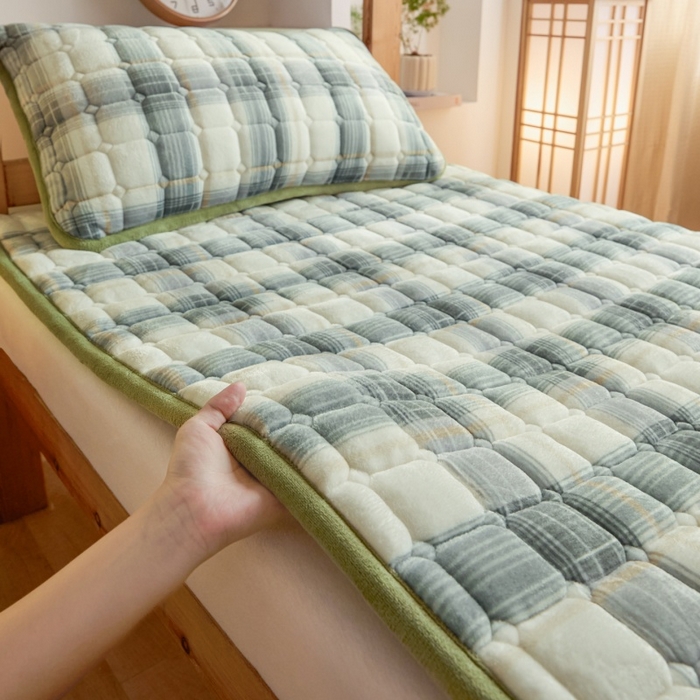 91家纺网 家纺一手货源 找家纺 爱屋及屋 2025新款无印风牛奶绒床护垫-学生床 牛奶绒-韵绿格