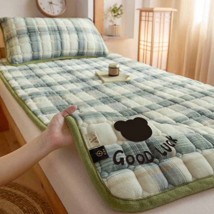 91家纺网 家纺一手货源 找家纺 爱屋及屋 2025新款无印风牛奶绒床护垫-学生床 牛奶绒-韵绿格