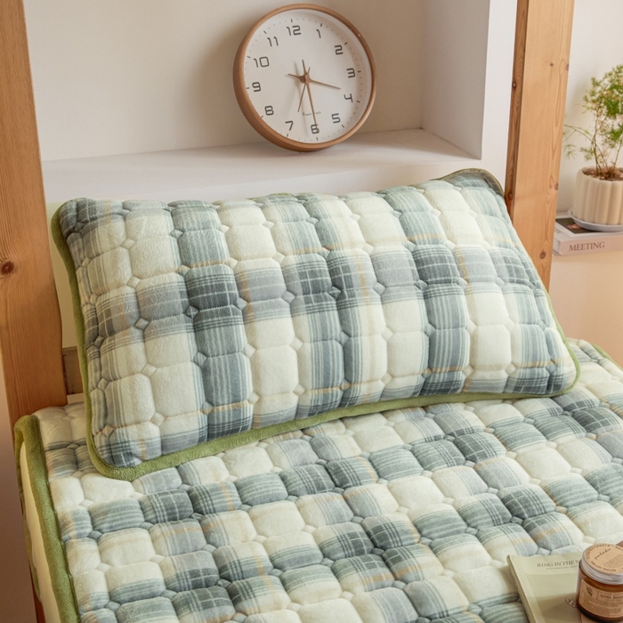 91家纺网 家纺一手货源 找家纺 爱屋及屋 2025新款无印风牛奶绒床护垫-学生床 牛奶绒-韵绿格