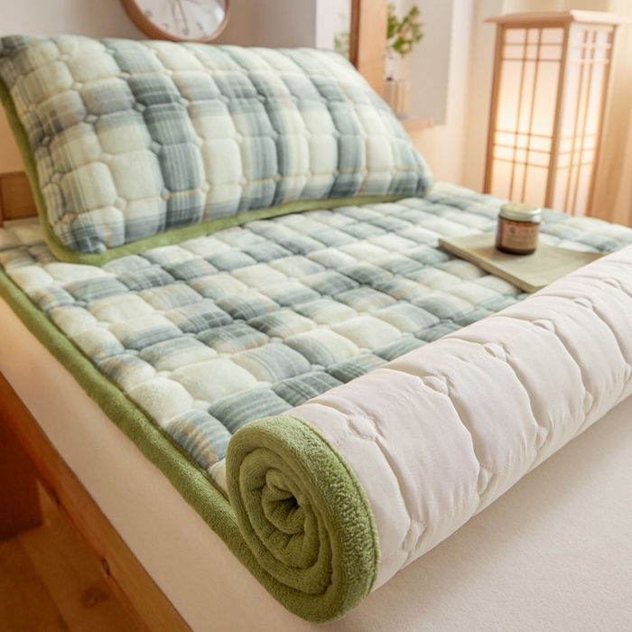 91家纺网 家纺一手货源 找家纺 爱屋及屋 2025新款无印风牛奶绒床护垫-学生床 牛奶绒-韵绿格