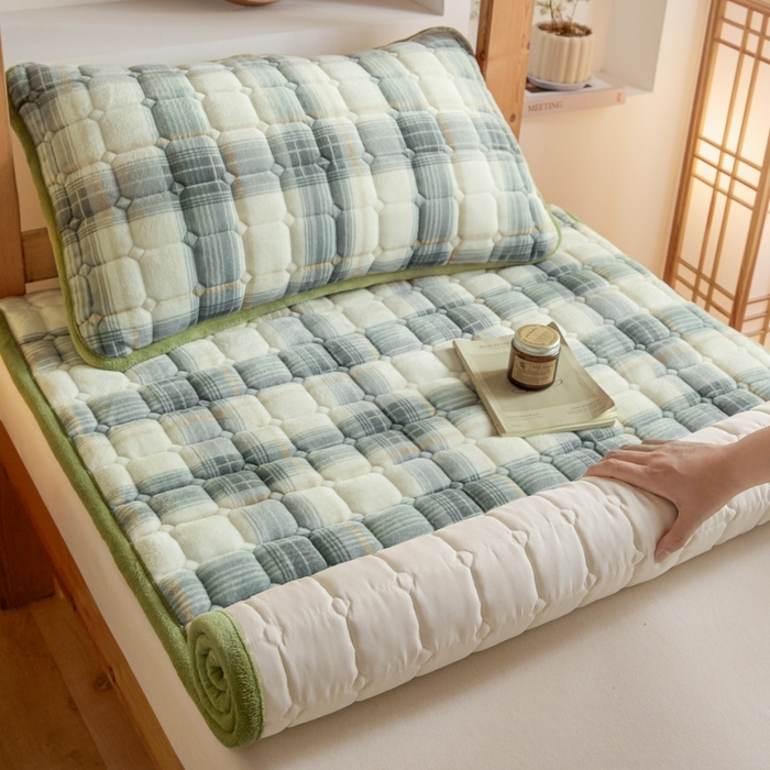 91家纺网 家纺一手货源 找家纺 爱屋及屋 2025新款无印风牛奶绒床护垫-学生床 牛奶绒-韵绿格