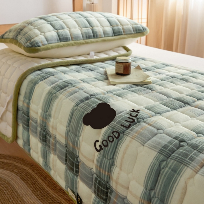 91家纺网 家纺一手货源 找家纺 爱屋及屋 2025新款无印风牛奶绒床护垫-学生床 牛奶绒-韵绿格