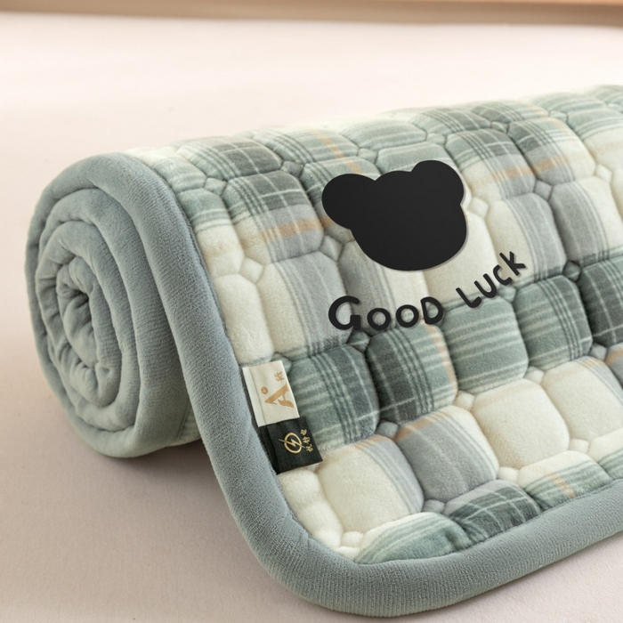 91家纺网 家纺一手货源 找家纺 爱屋及屋 2025新款无印风牛奶绒床护垫-学生床 牛奶绒-韵绿格