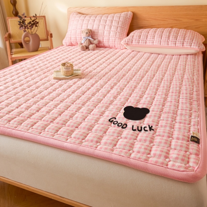 91家纺网 家纺一手货源 找家纺 爱屋及屋 2025新款无印风牛奶绒床垫-大床款 牛奶绒-粉小格